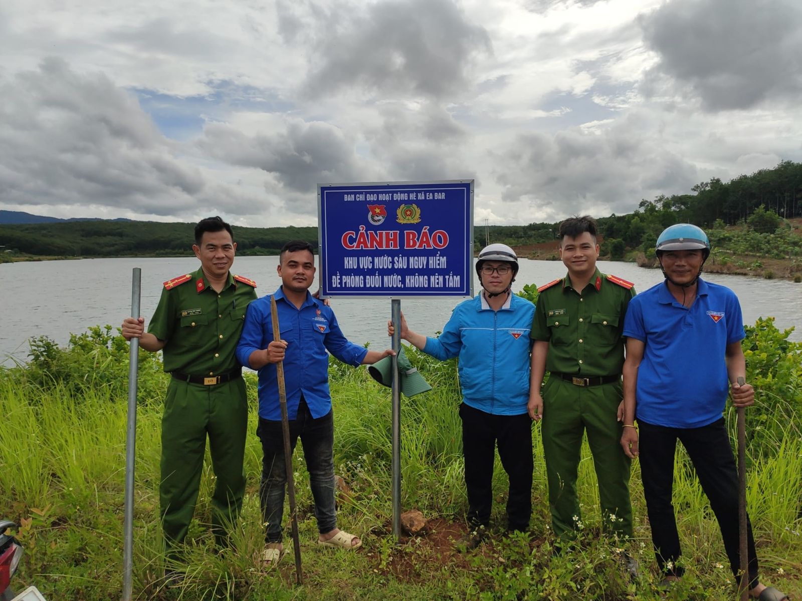 Xã đoàn Ea Bar phối hợp Công An xã thực hiện cắm biển cảnh báo đuối nước tại các khu vực nước sâu trên địa bàn xã (hồ đội 1, 2, 3, 4, suối Buôn Chung).