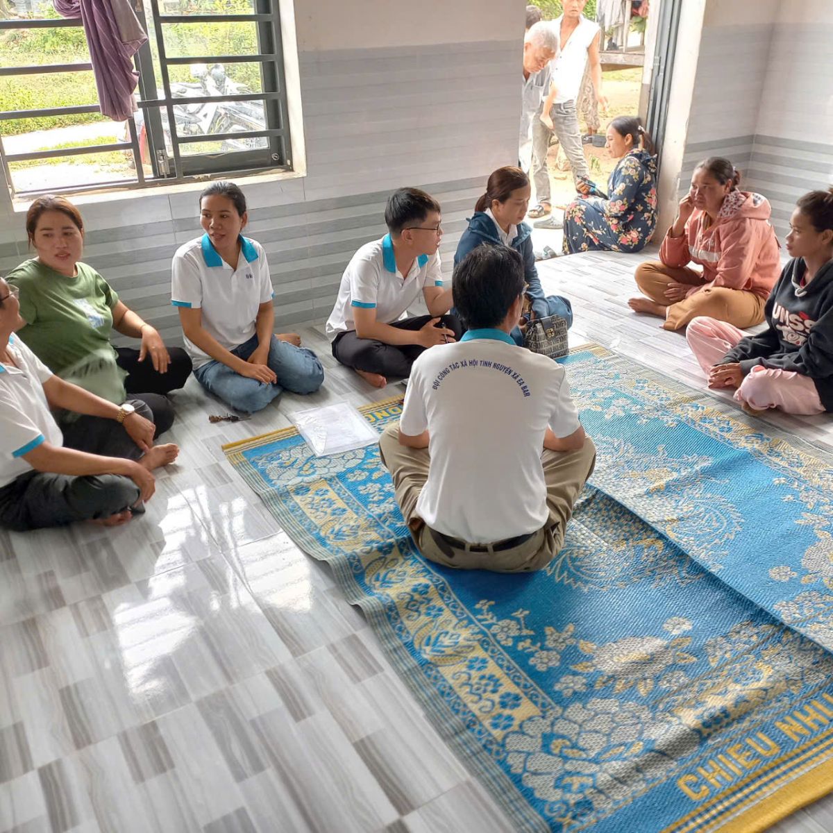 Tổ vận động tuyên truyền phòng chống tảo hôn đang vận động người dân ký cam kết không vi phạm